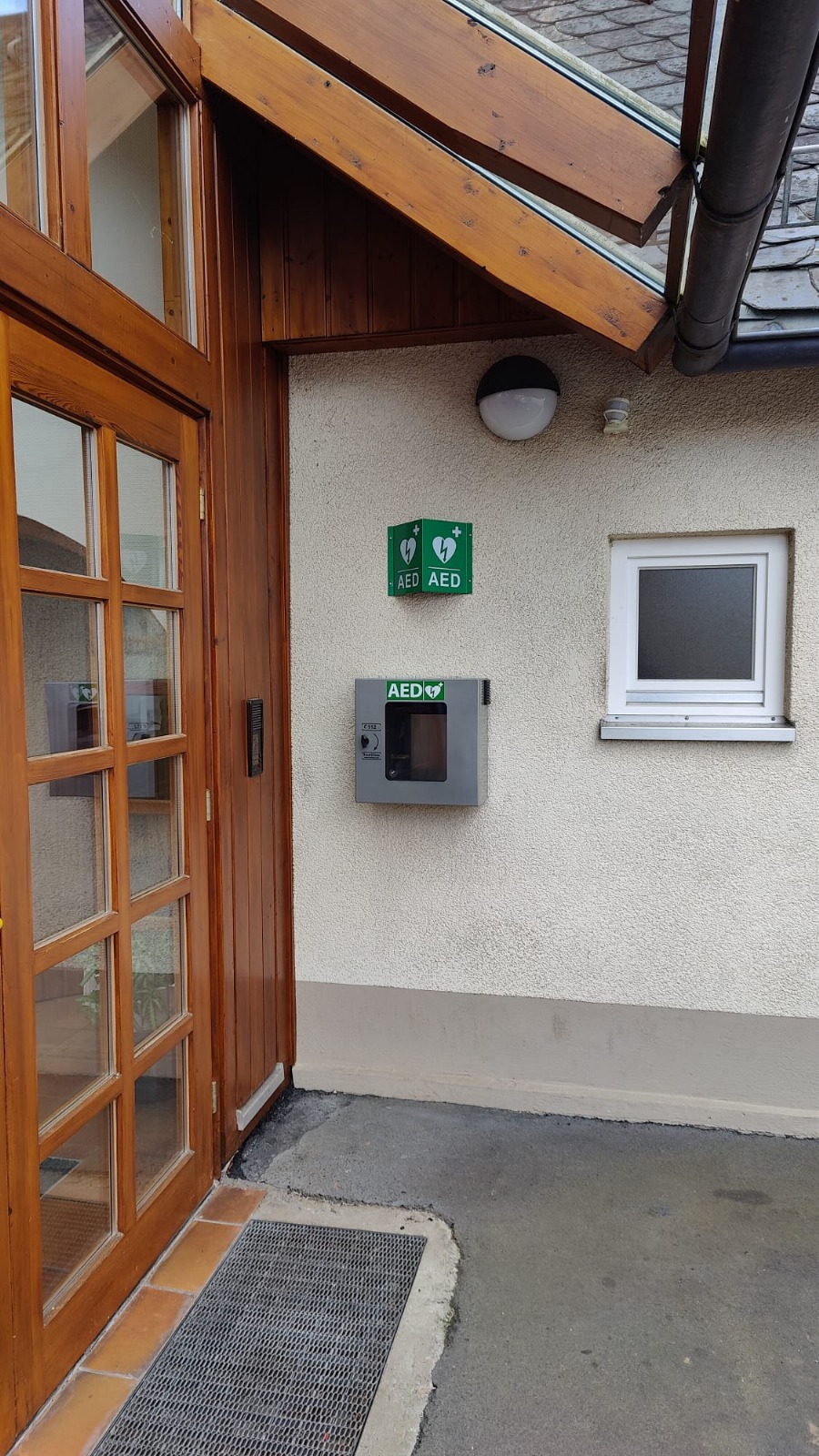 Bild zu Defibrillator am Gemeindehaus